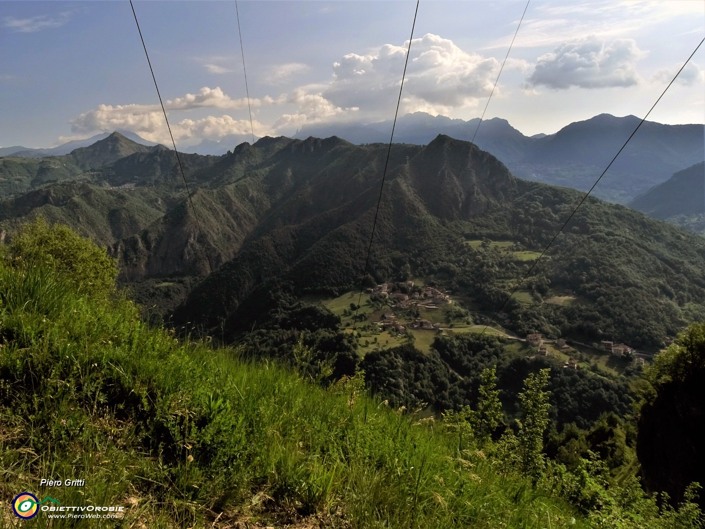 19 Vista su Spino al Brembo, frazione di Zogno e sui monti della Val Serina.JPG -                                